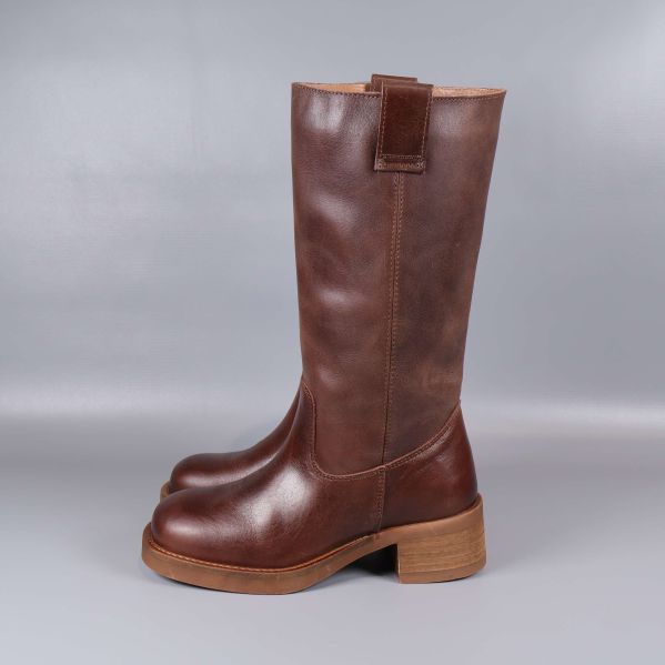 Bruna läderstövlar sedda från sidan med tydlig söm