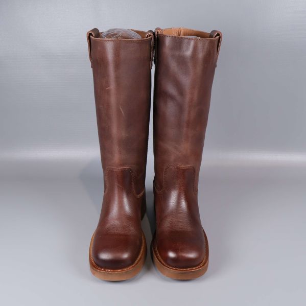 Framifrån på höga bruna stövlar, båda placerade jämte varandra