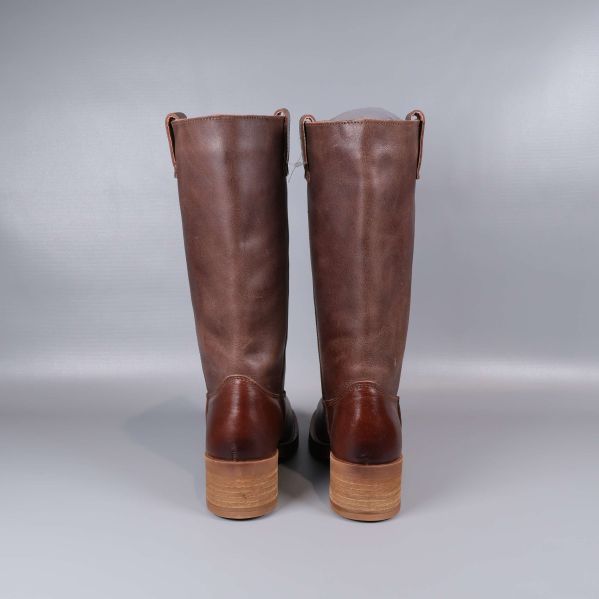 Bakifrån på höga bruna stövlar med markerad klack