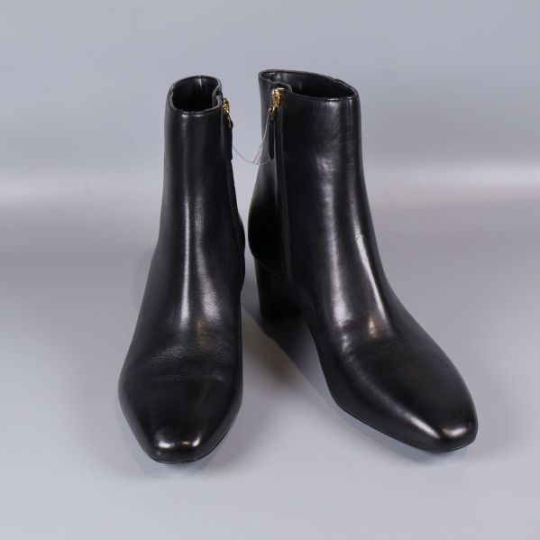 Svarta boots framifrån med diskret dragkedja