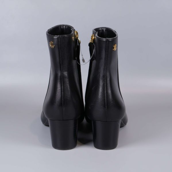 Baksidan av svarta boots med klackar