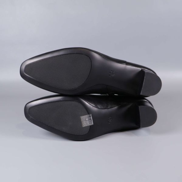 Sula på svarta boots med gummidetaljer