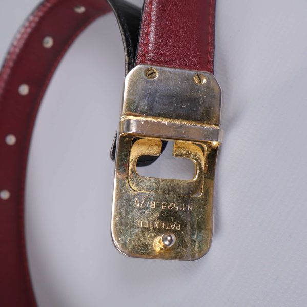 Baksida av bältesspännet visar patentinformation