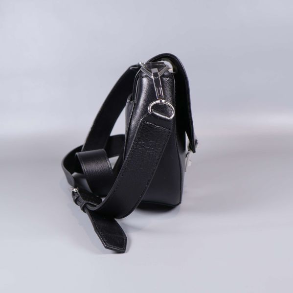 Sidovy av svart axelremsväska med justerbar rem