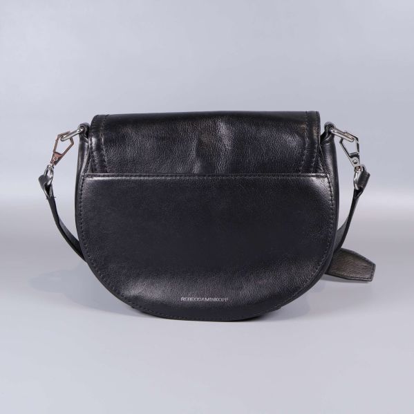 Baksidan av svart axelremsväska med sömdetaljer