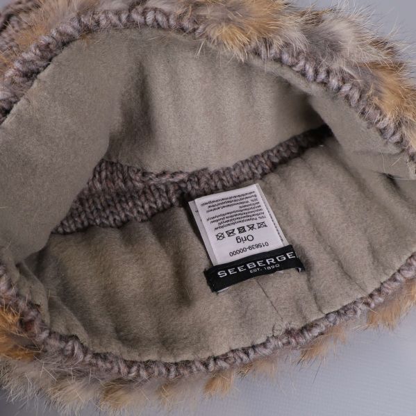 Insidan av mössa med beige foder och varumärkesetikett Seeberger