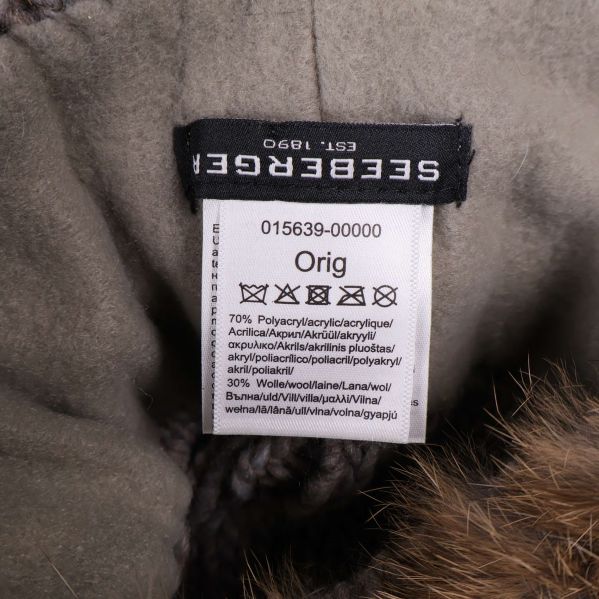 Materialetikett med fiberinnehåll och tvättråd i mössan