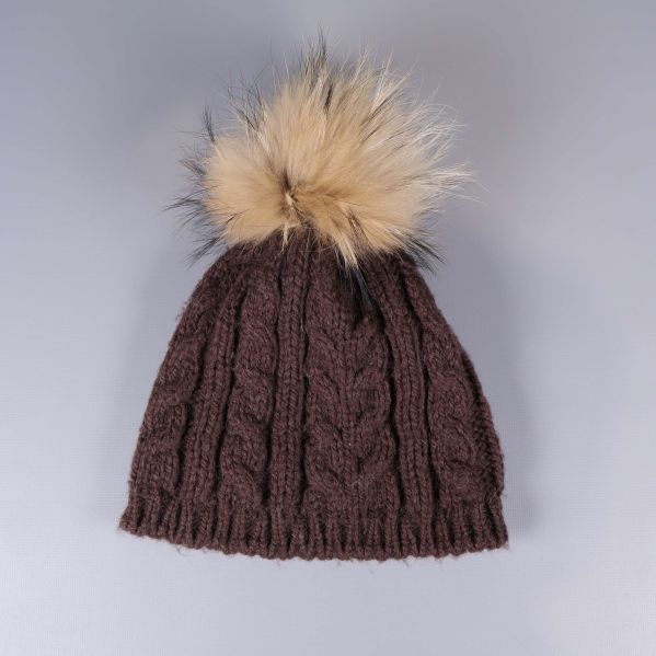 Brun stickad mössa med ljus tofs ovanpå