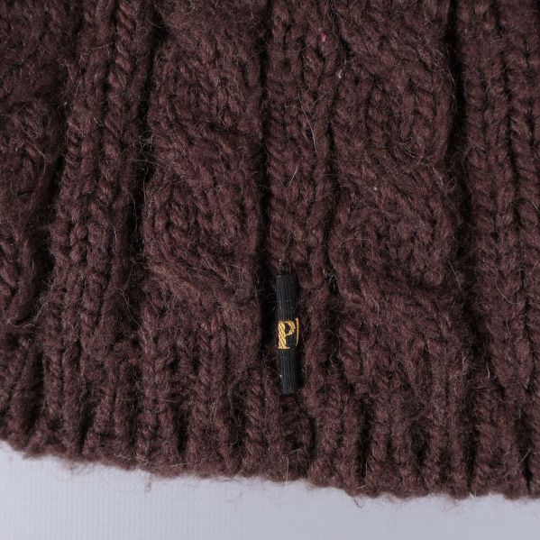 Närbild på liten svart etikett på mössans kant