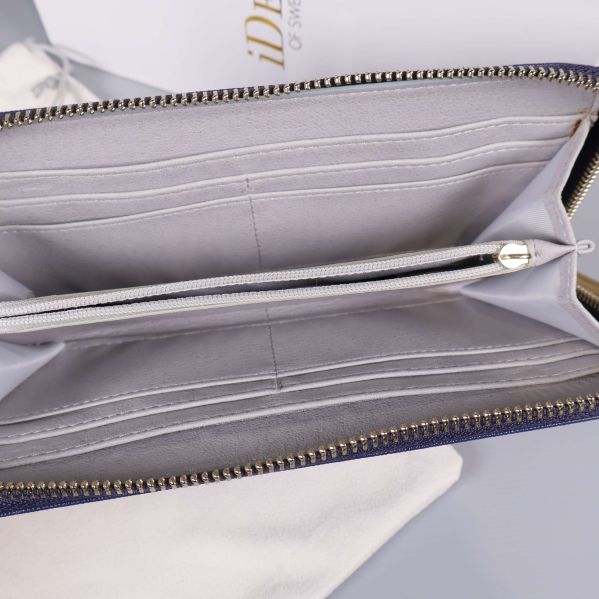 Insidan av blå plånbok med kortfack och myntfack