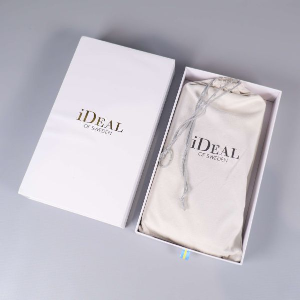 Plånboken i vit presentask med tygpåse