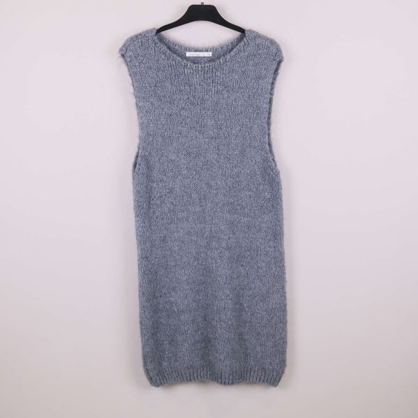 Framsida av lång stickad grå väst på galge