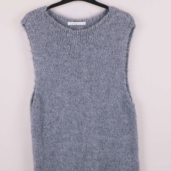 Övre del av stickad väst i närbild, materialstruktur