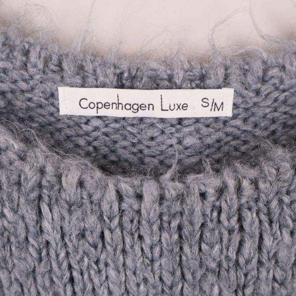 Närbild på etikett med Copenhagen Luxe och S/M storlek