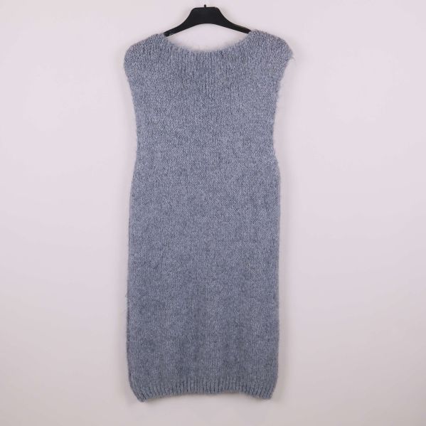 Baksida av lång stickad grå väst på galge