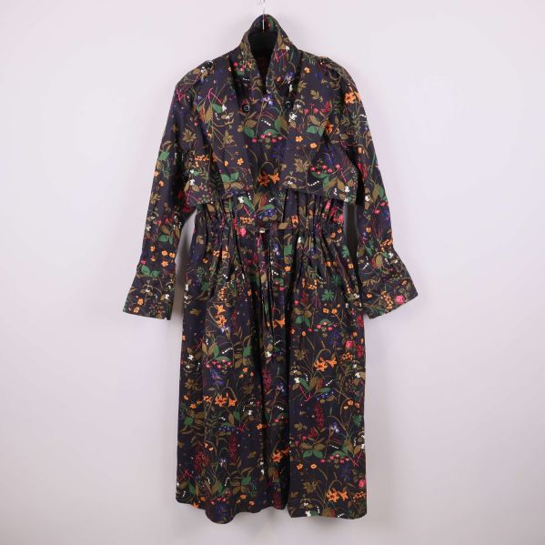 Framsida av lång blommig jacka med krage