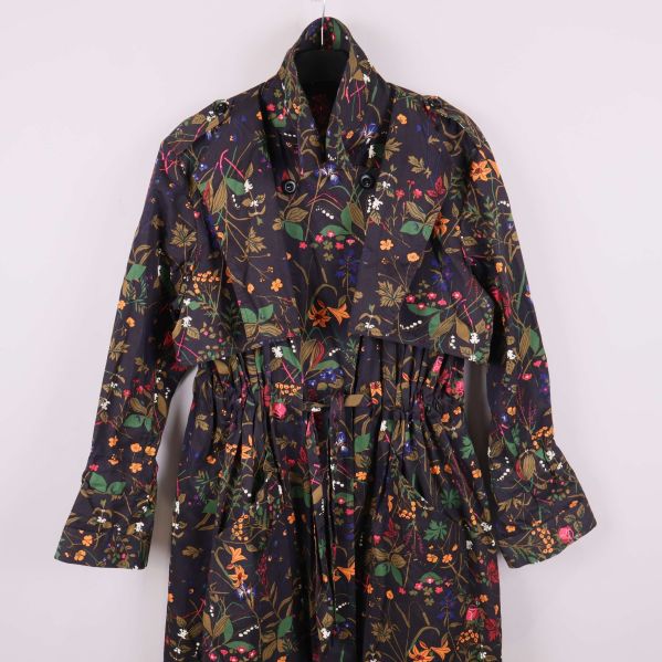 Fokus på krage och övre del av blommig jacka