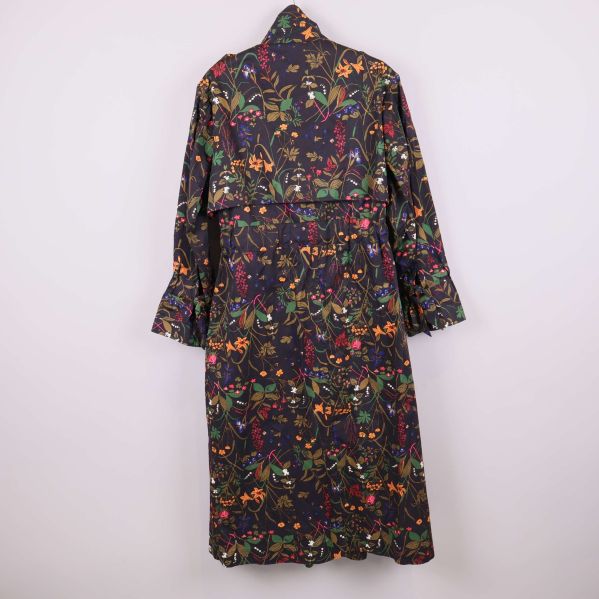 Baksida av lång jacka med blommönster och veck