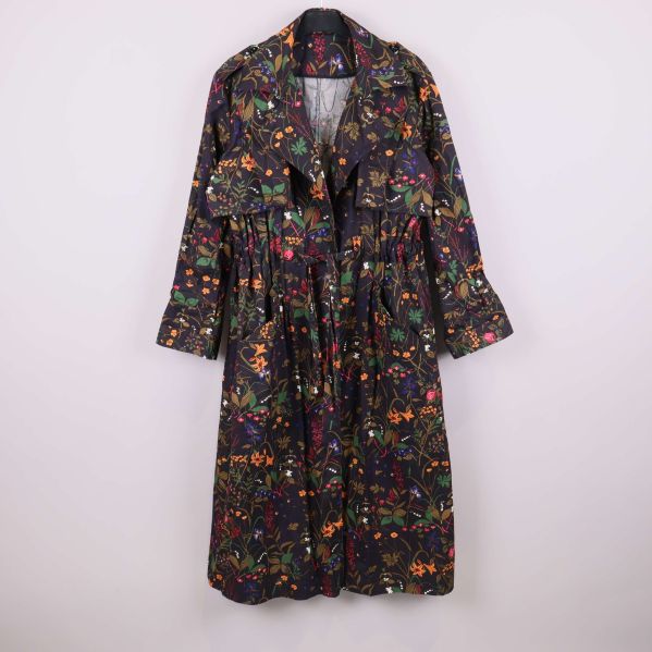 Jacka med blommönster och markerad krage framifrån