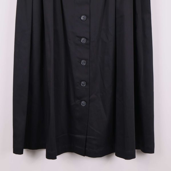 Svart kjol med knappar, rakt nedre parti