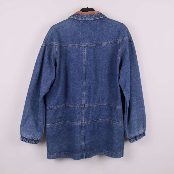 Baksidan av blå oversized jeansjacka med elastiska ärmslut