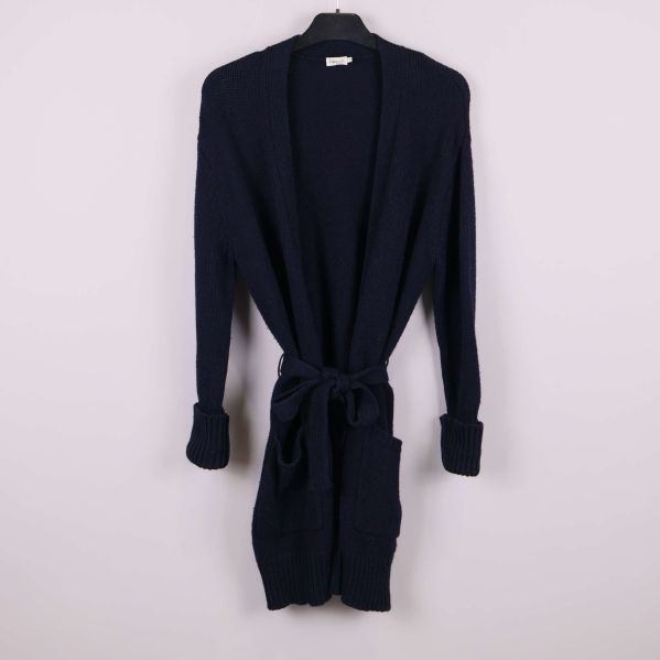 Lång mörkblå stickad kofta med skärp framtill