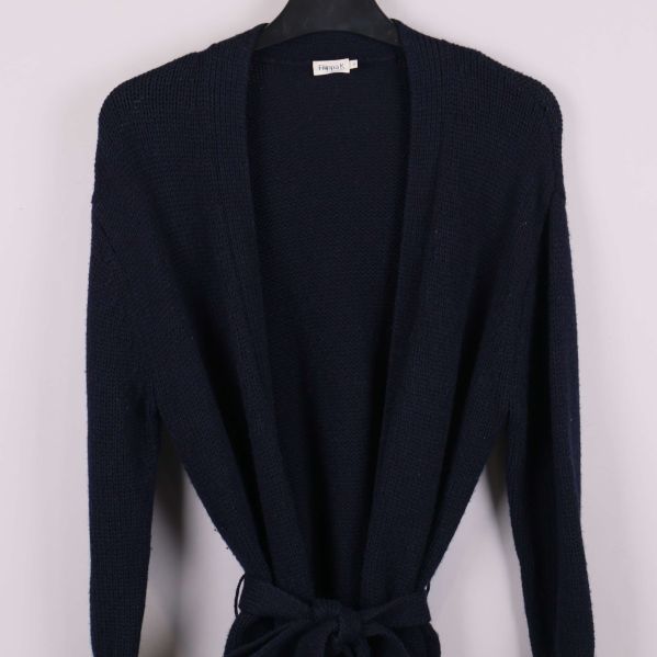 Närbild på överdelen av koftan med knäppt skärp