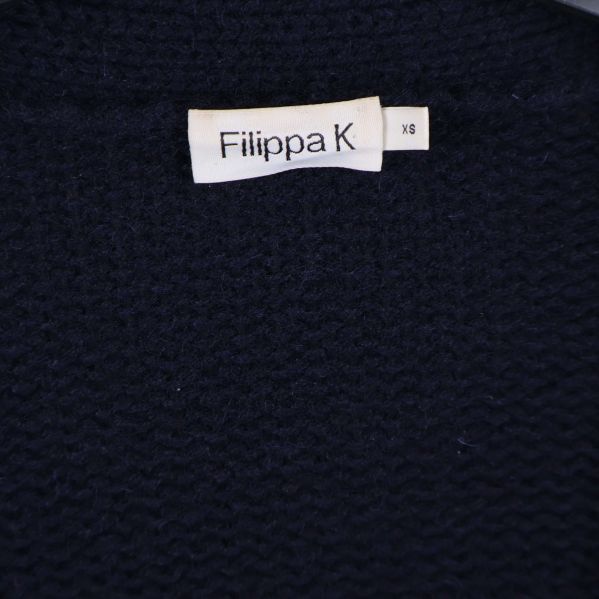 Närbild på Filippa K etikett i halslinning