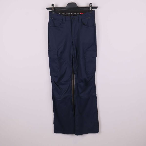 Marinblå byxa med raka ben och cargofickor framtill