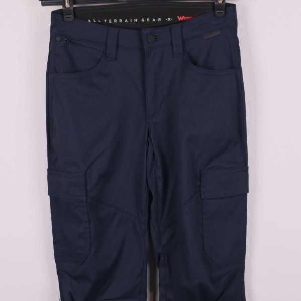 Marinblå cargobyxa med knappstängning och flera fickor