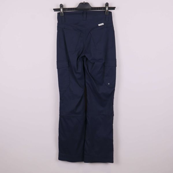 Baksidan på mörkblå byxa med enkla bakfickor