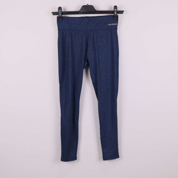 Framsidan av blåmönstrade tights hänger på galge