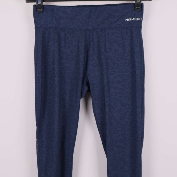 Närbild av överdel på tights med logga