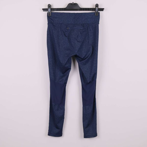 Baksidan av blå tights visar förstärkta partier