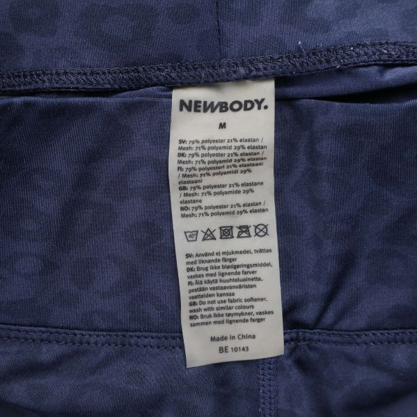 Materiallapp med information och skötselråd i tights