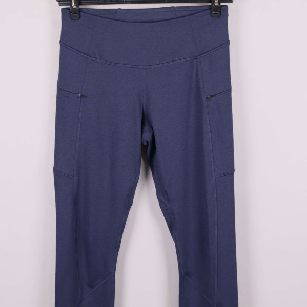 Närbild av träningstights överdel och fickor framtill