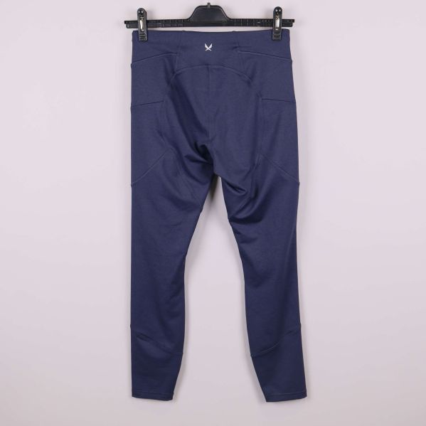 Baksida av blå träningstights visar logotyp upptill