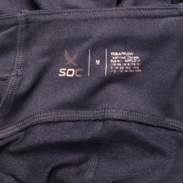 Närbild på inneretikett med storlek och varumärke SOC