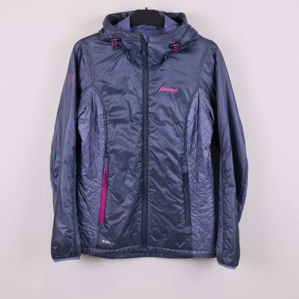 Framsida av blå sportjacka med rosa detaljer