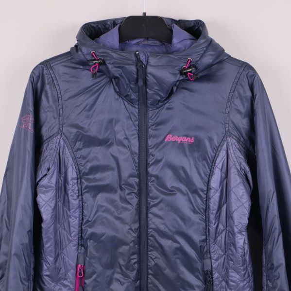 Huva och överdel på blå jacka med rosa detaljer