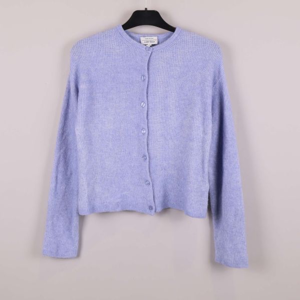 Ljuslila stickad kofta med rund hals och knappar framtill