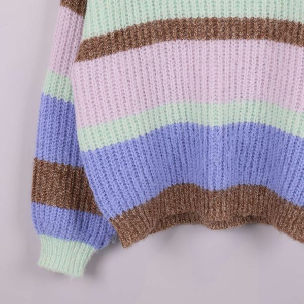 Nedre del och ärm på stickad tröja med breda ränder