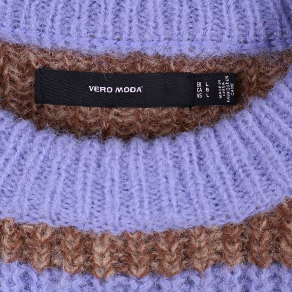 Vero Moda logotyp på svart tygetikett i nacken