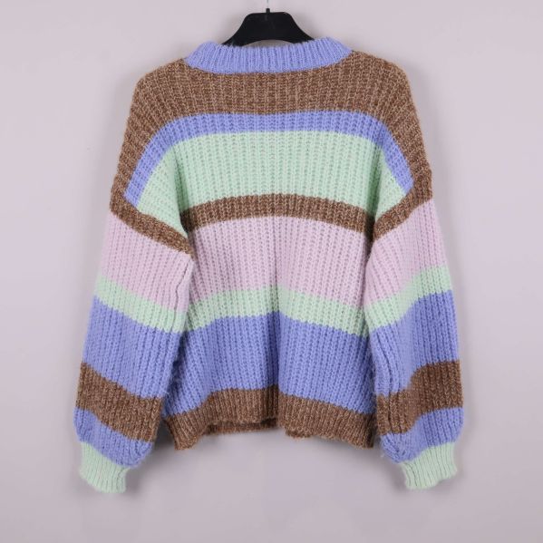 Baksidan av randig stickad tröja med ribbad struktur