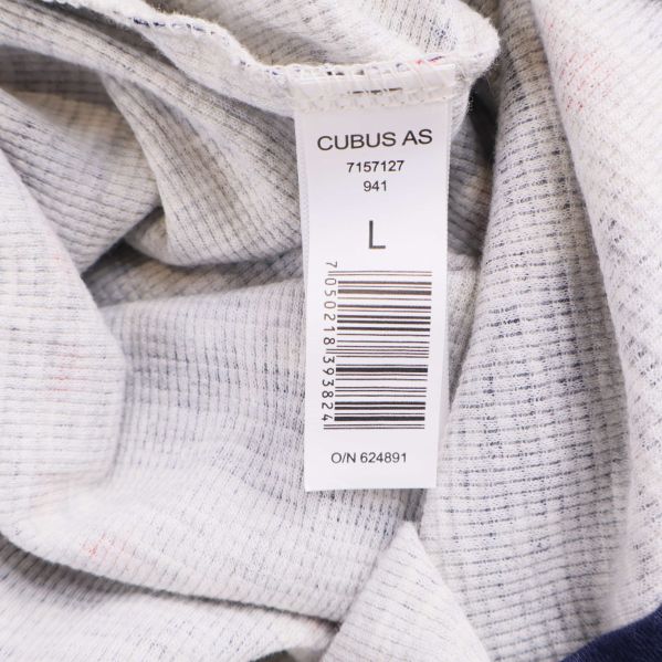 Storleksetikett på onesie visar storlek L