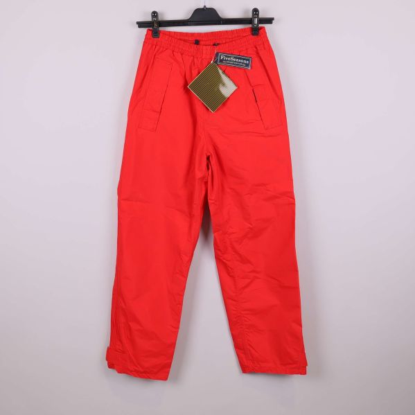 Röda byxor upphängda framifrån med fickor