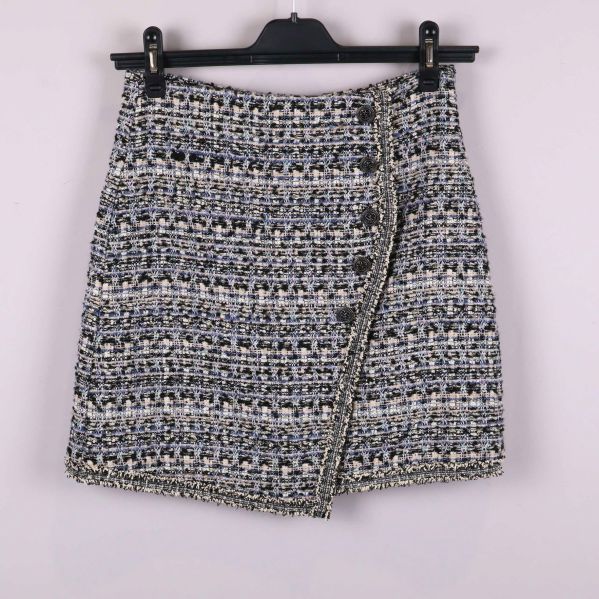 Kort kjol i vävt tyg med struktur och knäppning