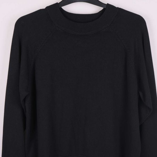 Detalj på halsringning och axel