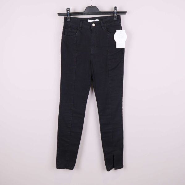 Jeans med modern benslits