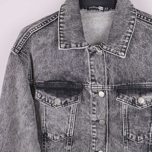 Framfickor och knappdetaljer